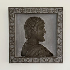 Syrus le Grand Bas-Relief en Marbre artificiel noir 40x40 – Image 1