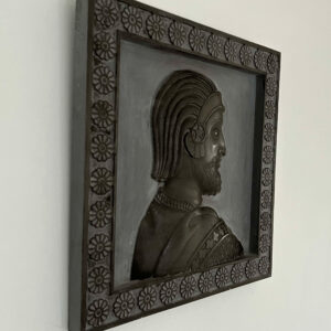 Syrus le Grand Bas-Relief en Marbre artificiel noir 40x40 – Image 4