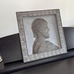 Syrus le Grand Bas-Relief en Marbre artificiel noir 40x40 – Image 5