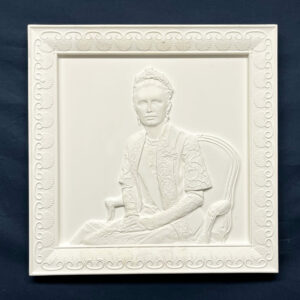Bas relief de Shahbanou Farah Pahlavi en Marbre 40x40 - Image 1
