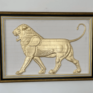 Lion du Palais de Darius Sclupté en Marbre Doré 70x52 – Image 1